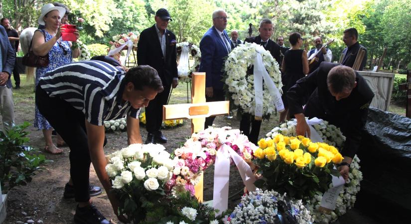 „Itthon vagy, bébi” – hazatértek Gábor Zsazsa hamvai, eltemették a hollywoodi dívát a Fiumei úti sírkertben