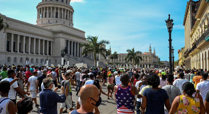 Kubában a kormány kilőtte a közösségi médiát, hogy akadályozzák a diktatúraellenes tüntetéseket