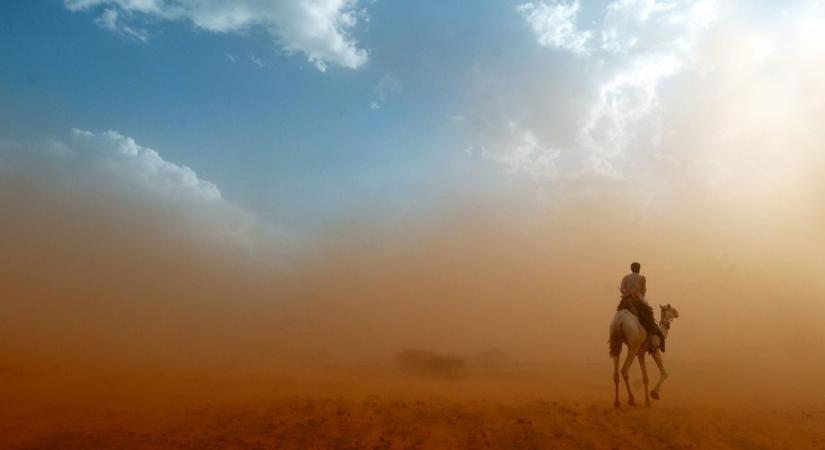 Sivatagi naplemente Magyarországon: óriási mennyiségű szaharai por lepte el hazánkat - Fotók