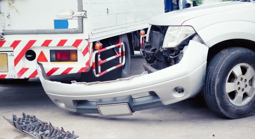 Két autó ütközött össze Pécsen a hatos út és a Megyeri út kereszteződésben