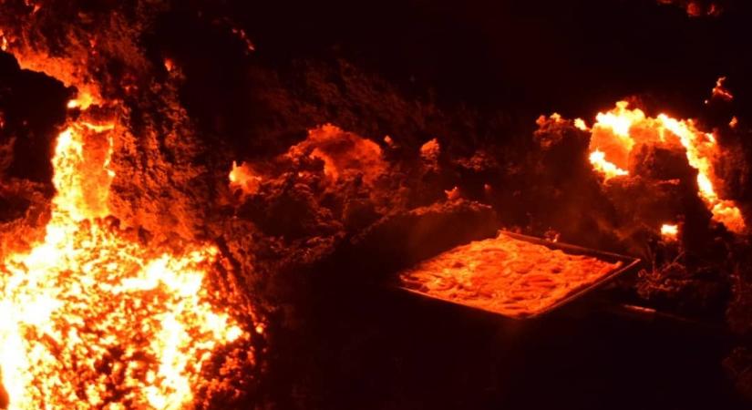 Aktív vulkán tetején süti pizzáját ez a férfi