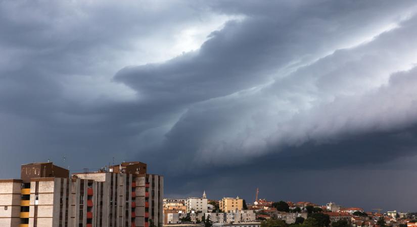 Újabb burtális esőzés csap le Magyarországon: leszakad az ég, hatalmas szél lesz