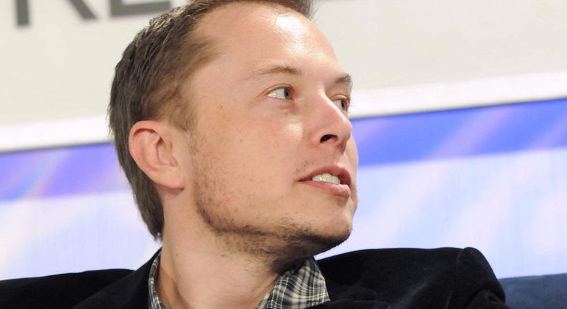 Elon Musk épp a saját autóját ekézi, de még ezt is szeretik a rajongók
