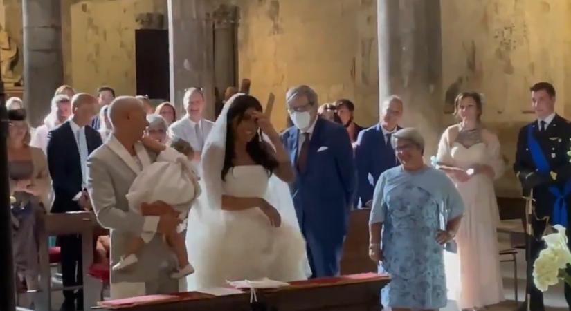 Az Eb-győztes olasz focista késett az esküvőjéről, a dzsipből vezényelte a szurkolókat - videó