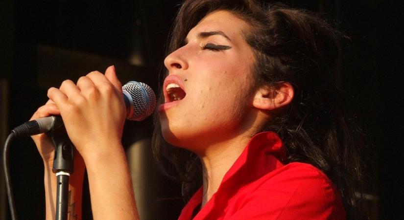 Amy Winehouse apja azt állítja, hogy a lánya szellem meglátogatta és az ágyán ült