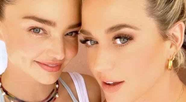 Katy Perry és Miranda Kerr már jógázni is együtt jár