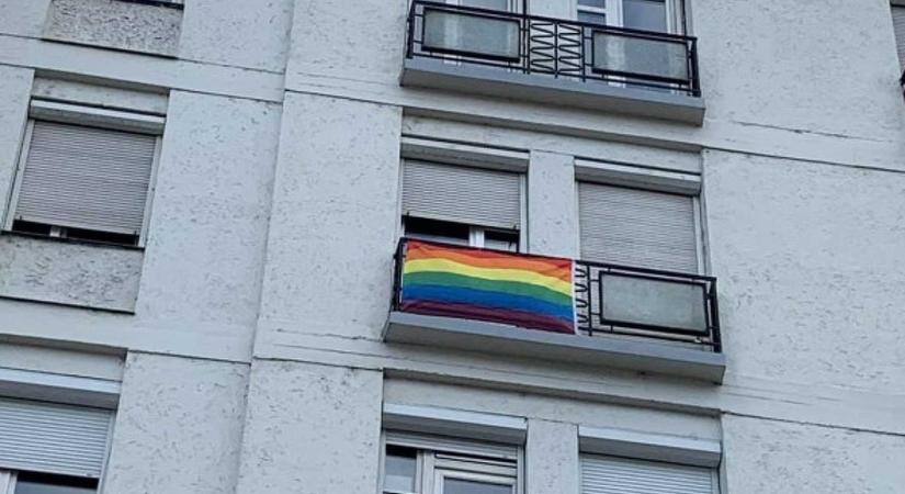 Három férfi próbált betörni egy budapesti lakásba, mert szivárványos zászló volt az erkélyen