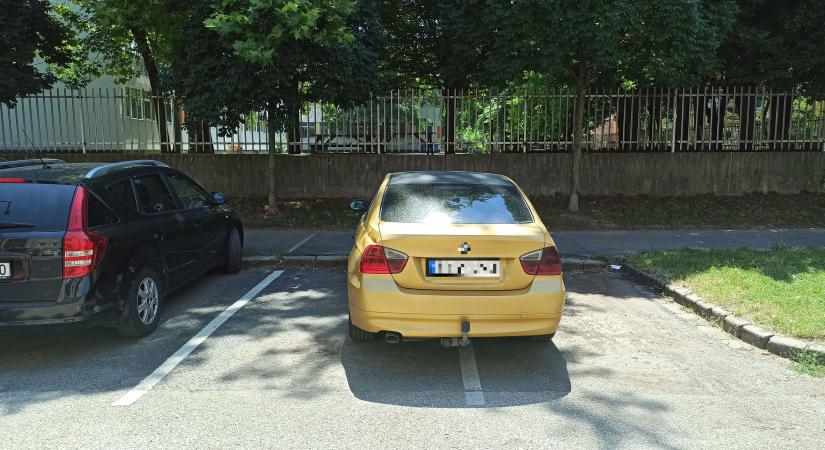 Pofátlan parkolás Győrben