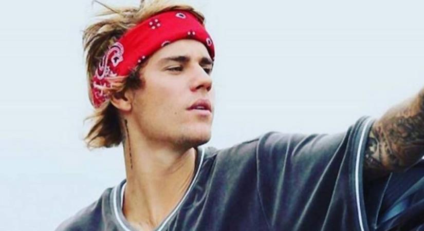 Justin Biebert elkapta a tinilány életérzés és romantikusan pózol egy napraforgó mezőn + fotó