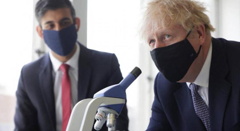 Boris Johnson ki akarta játszani a karantént, de miután botrány lett belőle, mégis az elkülönítést választotta