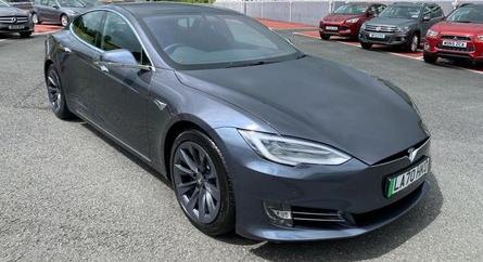 Károly herceg megválik Tesla Model S modelljétől