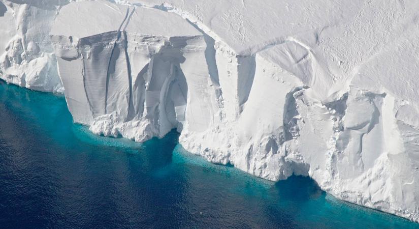 Darabokra tört egy érintetlen, több százezer éves jégtömeg