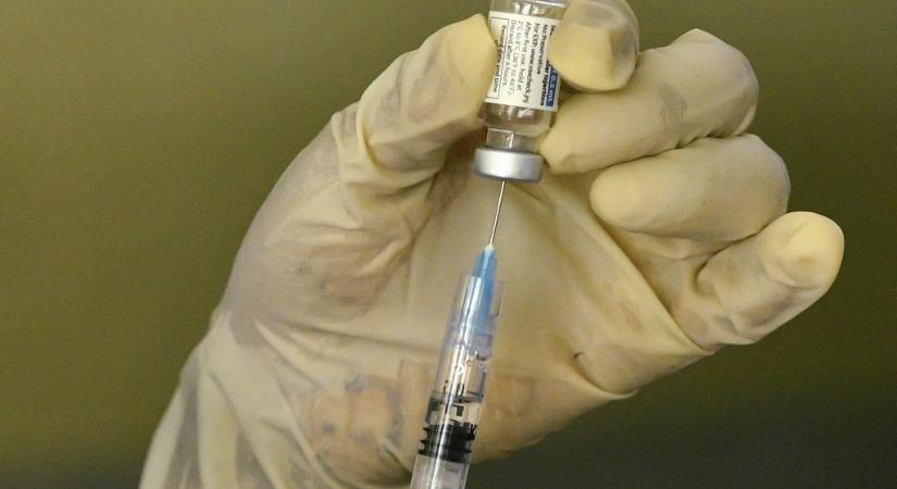 Az amerikaiak 20 százaléka elhiszi, hogy mikrochip van a vakcinákban