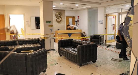 Oltásellenes tüntetők támadtak rá egy ciprusi televízió székházára