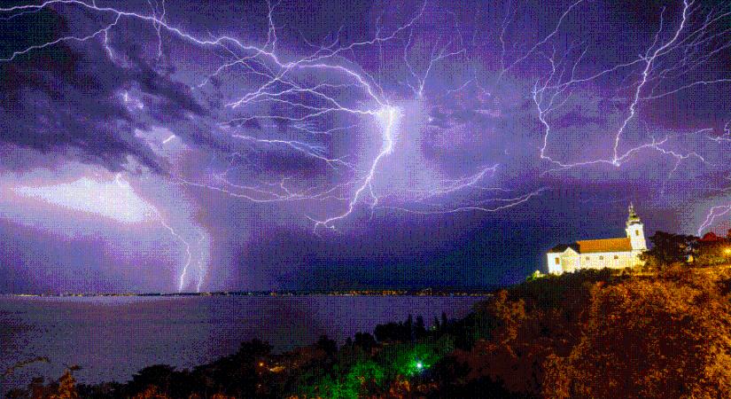 Tillát a Balaton közepén kapta el a hatalmas vihar