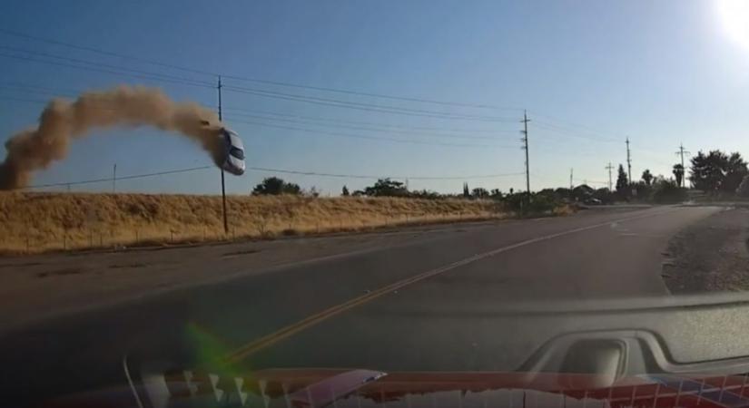 Videón, ahogy hatalmas repülés után az aszfaltba csapódik egy autó Kaliforniában