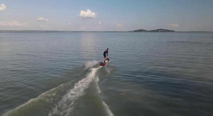 Se szél, se hullámok, mégis szörföznek a Balatonon - itt az e-szörf