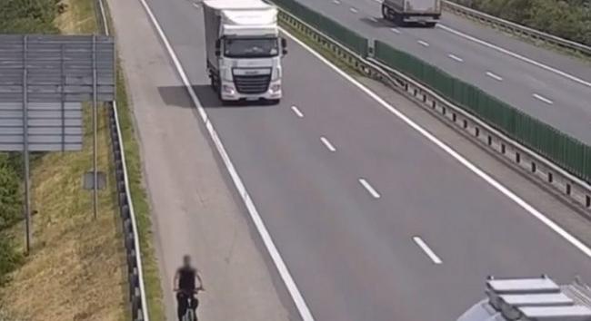 Autópályán bicikliző férfiakat rögzített a Magyar Közút kamerája