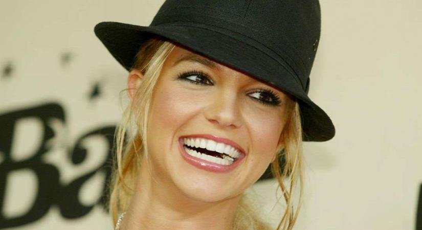 Britney Spears-t eljegyezték - Gyémántgyűrűvel az ujján kapták lencsevégre az énekesnőt