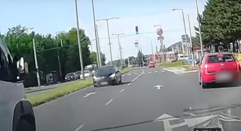 Videó: kamikaze sofőr az 1-es főúton – forgalommal szemben, de tolatva ment Szőlősön
