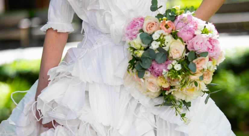 Elképesztő! 1500 maszkból készült az esküvői ruha: ezt ünnepelték meg vele