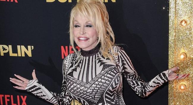 75 évesen újra Playboy-nyuszi lett Dolly Parton – leesik az álla, milyen dögös