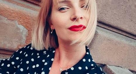 Brutál szexi dekoltázst villantva üzen a népszerű magyar színésznő: "Felbukkanhatnál" - Fotók