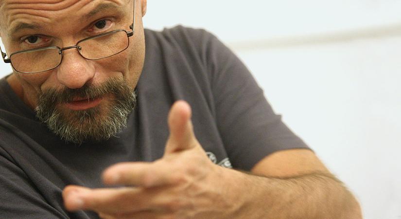 Zacher Gábor: Öregember prosztatás pisijére hasonlít az oltási hajlandóság