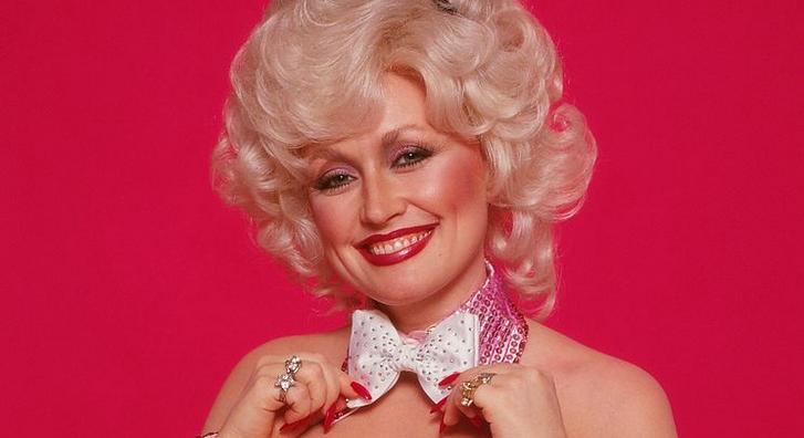 Dolly Parton 75 évesen is Playboy-nyuszis jelmezben feszít
