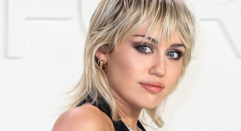 Egy pick-up tetején pucsított Miley Cyrus