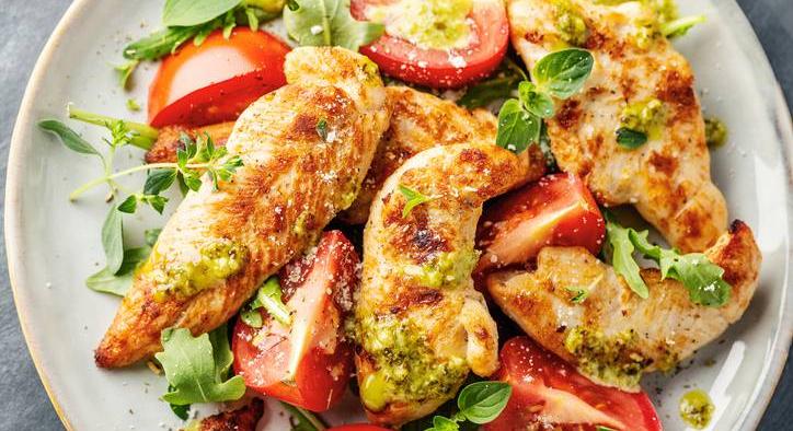 Készíts gyors, nyári salátát pulykahússal és vörös pestóval!