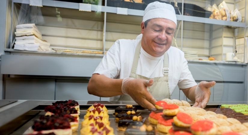 Ez lett a legjobb hazai süti: Karl Zsolt cukrászmester mennyei édessége nyert