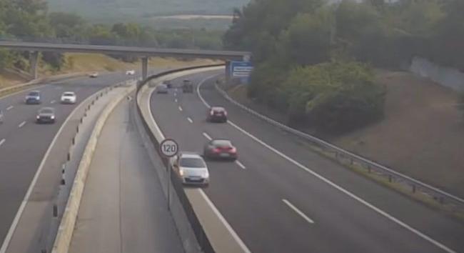 Megőrült?! Forgalommal szemben hajtott az autós az M3-ason – videó