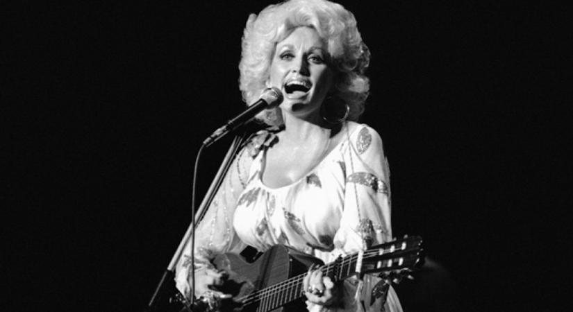 Levetkőzött a 75 éves Dolly Parton a Playboy kedvéért