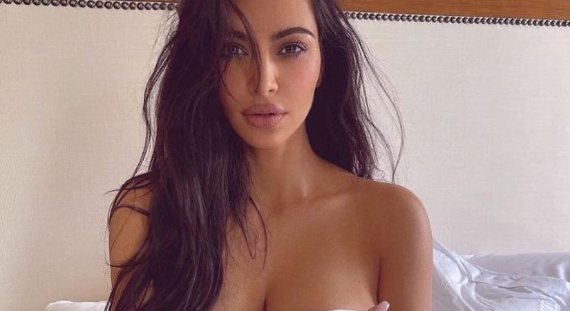 Falatnyi melltartóban nosztalgiázik Kim Kardashian