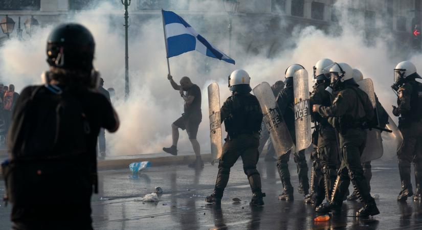 Könnygázzal és vízágyúkkal oszlattak a görög parlament előtt