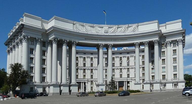 Ukrajnában növelnék a köztisztviselők fizetését