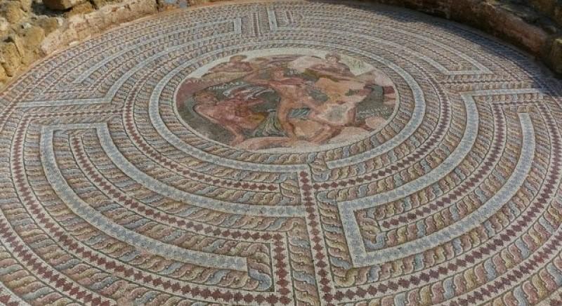 Látványos mozaikpadlót tártak fel régészek a ciprusi Páfoszban
