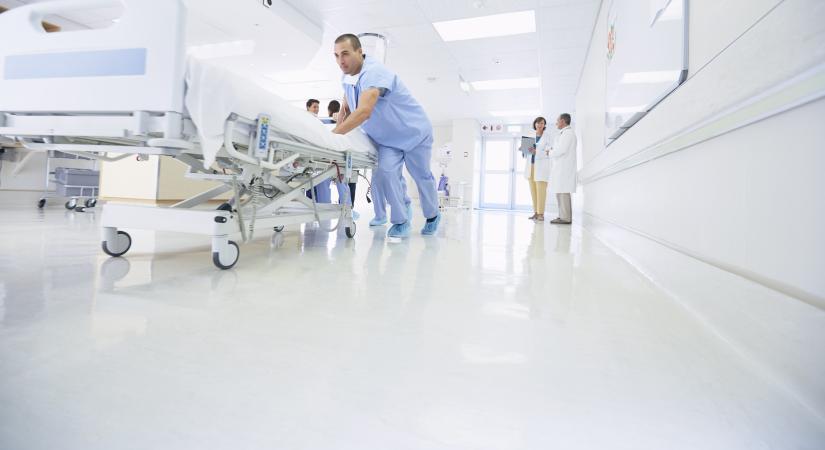 Kezdenek betelni a kórházak az Egyesült Államokban, élénkül az oltási kedv