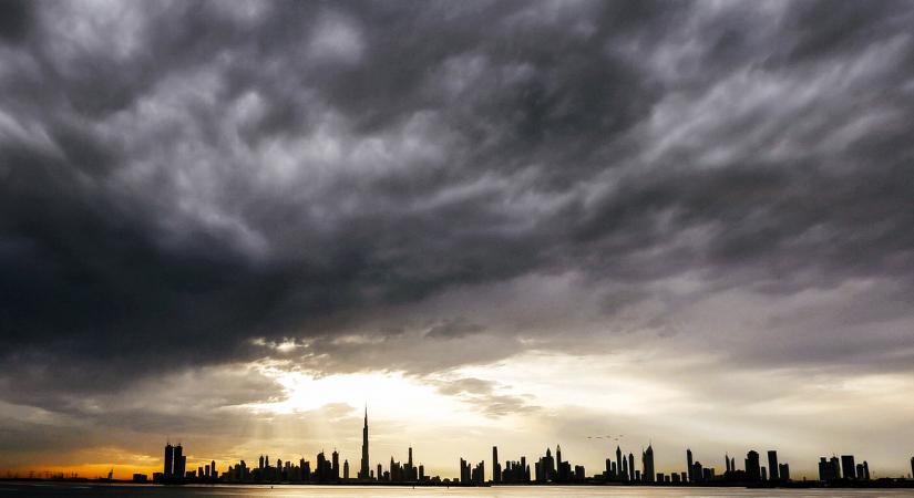 Olyan pokoli a forróság Dubajban, hogy drónokkal idéznek elő mesterséges esőt
