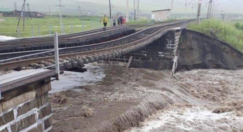 Összeomlott a transzszibériai vasút hídja