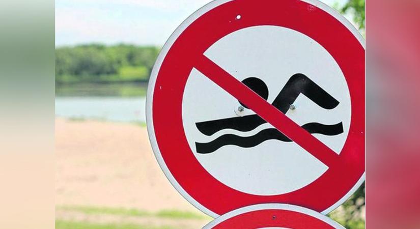 Tilos a vízbe menni a Drótszamár Kemping strandján a nem megfelelő vízminőség miatt