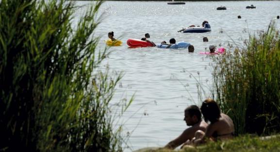 Négy strandot is bezártak a Velencei-tónál: alkalmatlan a fürdőzésre a tó vize