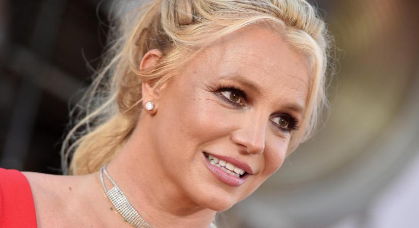 Ártatlan tekintettel markolássza meztelen melleit Britney Spears - Fotó (18+)