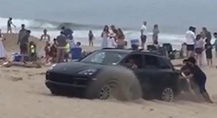 Off-road ide vagy oda, egy Porsche Cayenne csúnyán beleragadt a homokba