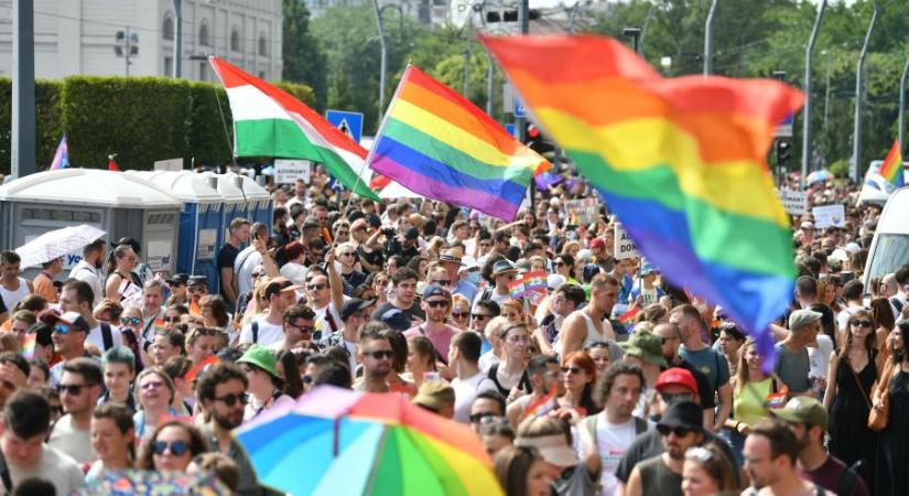 Budapest Pride: A tömeg eleje már a Tabánnál, de több ezren vonulnak még - ÉLŐ