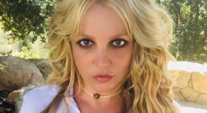 Britney Spears újabb 18 pluszos képe, ahogy a melleit fogja
