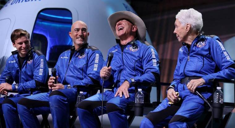 Meglepő vallomást tett Jeff Bezosnak a tini, aki szintén a Blue Origin gépével utazott a világűr peremére