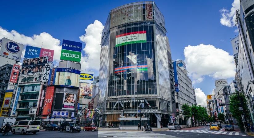 Magyaroknak szurkol a világ legforgalmasabb kereszteződése Tokióban