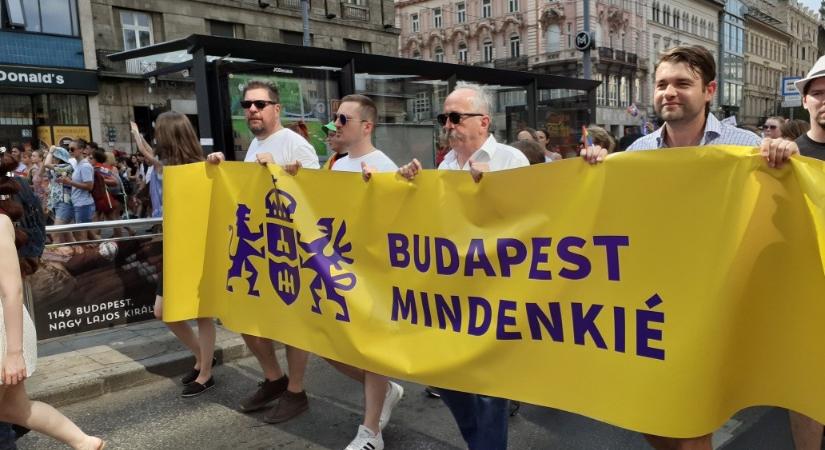 Teljes megalázkodás: egy jobbikos politikus Niedermüller Péter mellett vonult a Prideon